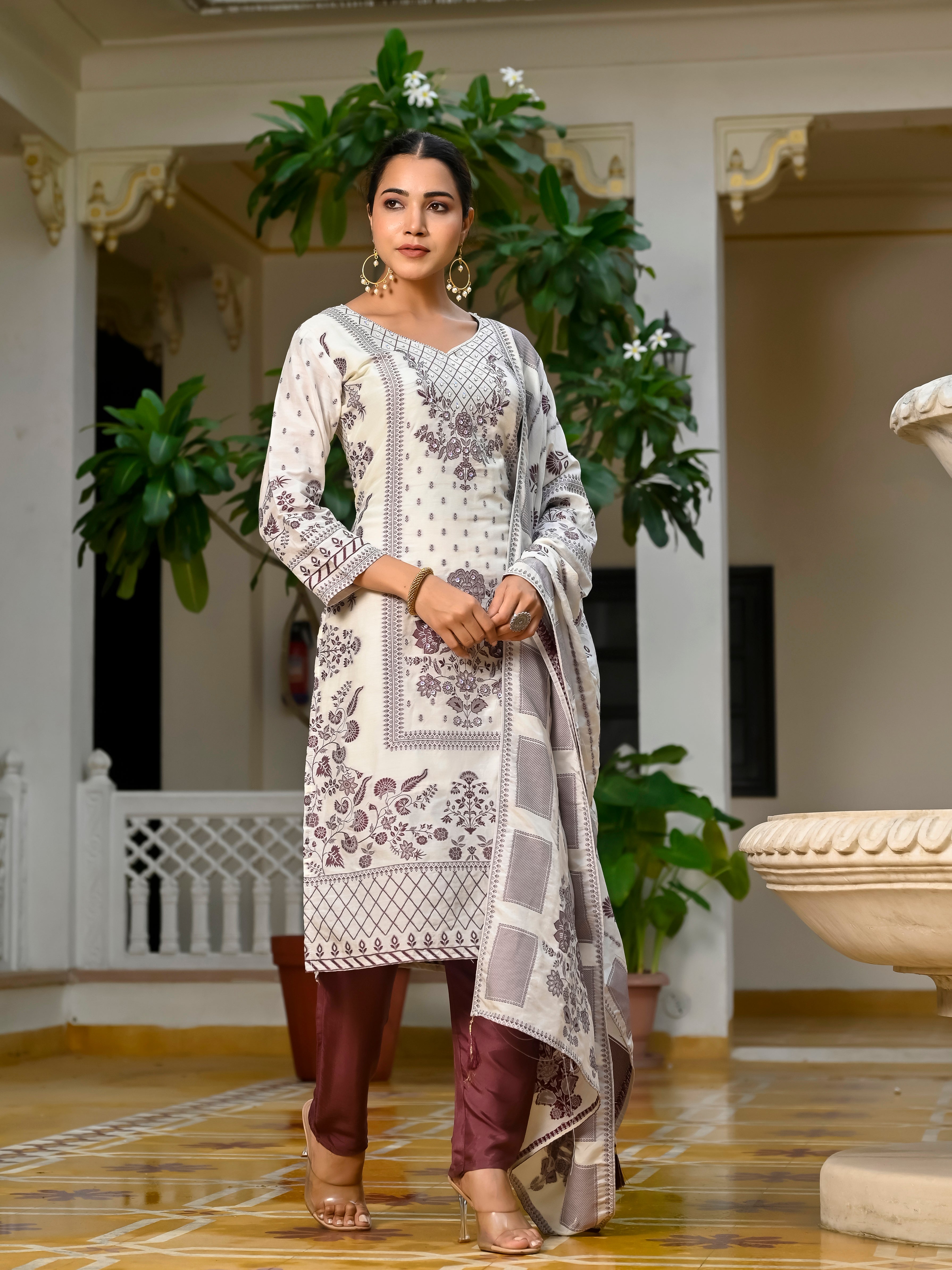 Top Fabric- Viscose Muslin Jequred With Handwork Bottom- Viscose Santton Duptta- Viscose Muslin Jequred Duptta Inner- Cotton