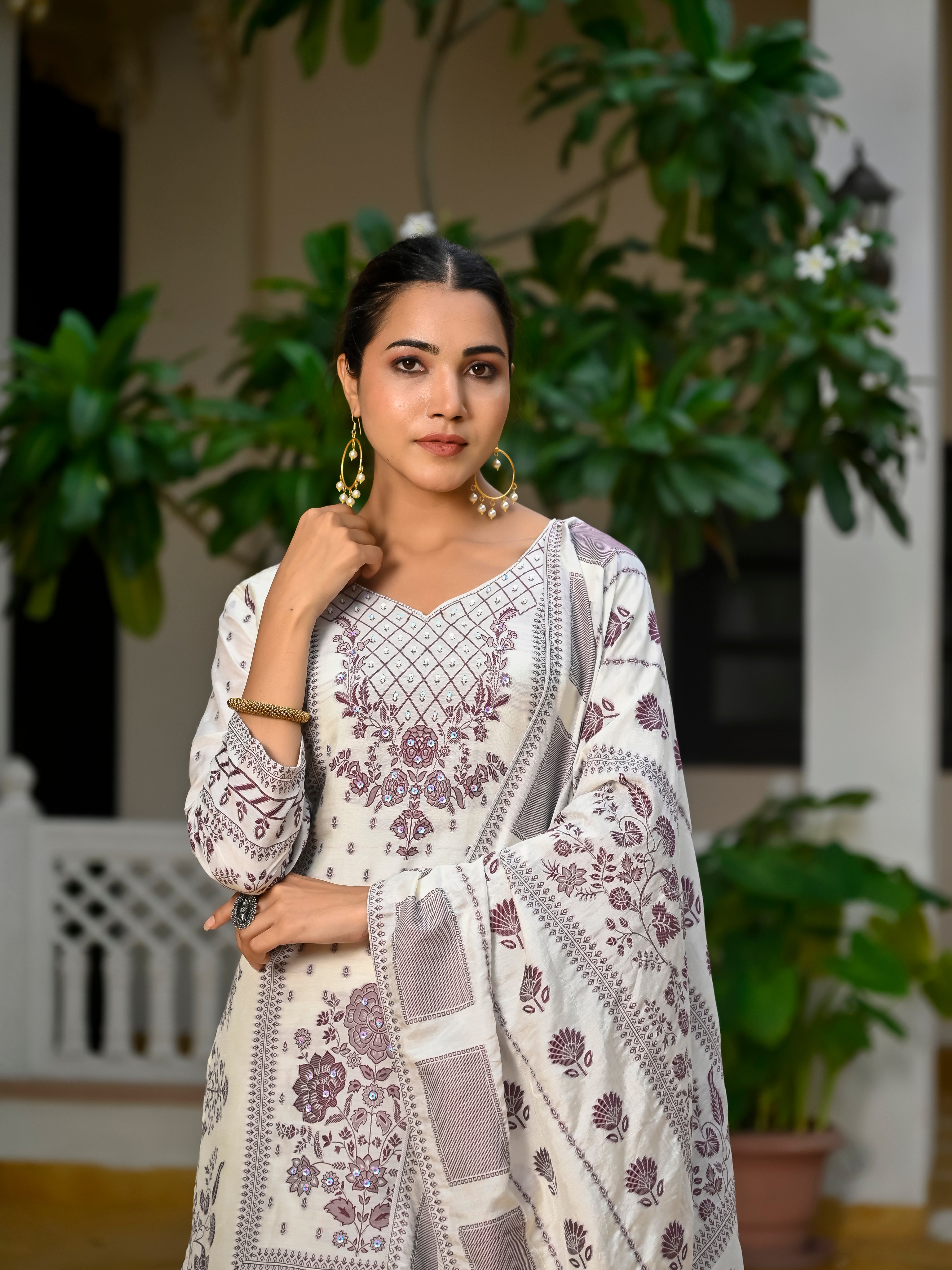 Top Fabric- Viscose Muslin Jequred With Handwork Bottom- Viscose Santton Duptta- Viscose Muslin Jequred Duptta Inner- Cotton